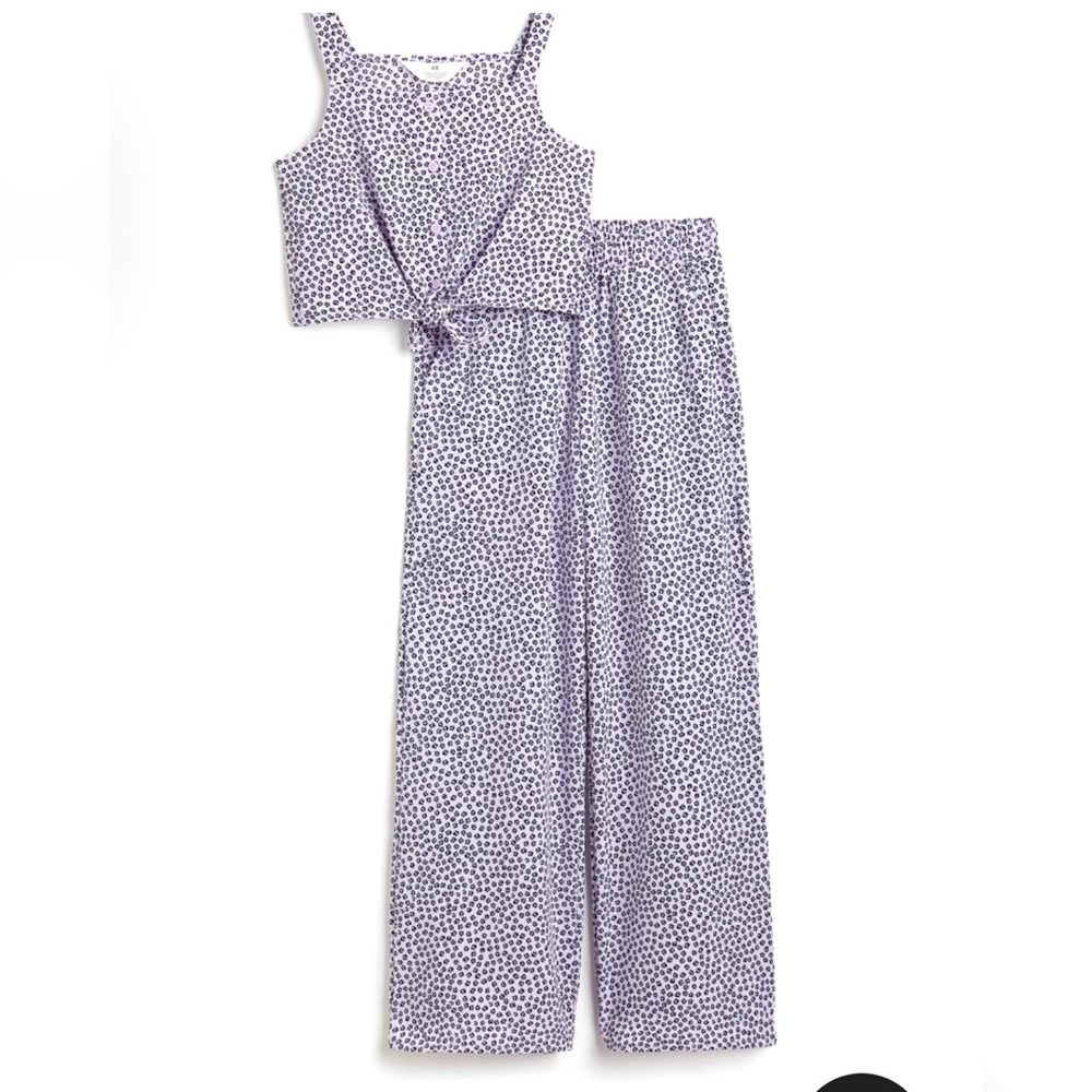 NWOT. Set with a top and matching pants in woven fabric.